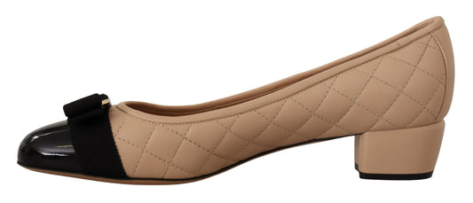 Salvatore Ferragamo Elegante Pumps aus gestepptem Leder in Beige und Schwarz