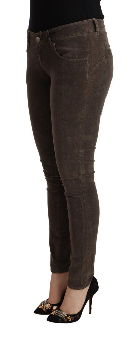 Acht Slim Fit Jeans aus Baumwolle in Braun mit niedriger Taille