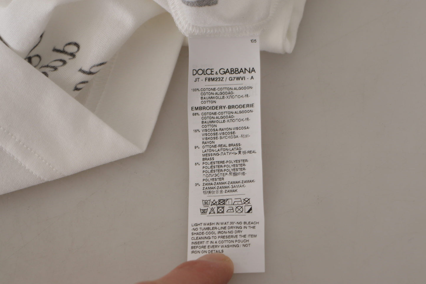 Dolce & Gabbana – T-Shirt aus Baumwolle mit Rundhalsausschnitt und weißen und schwarzen Rosen