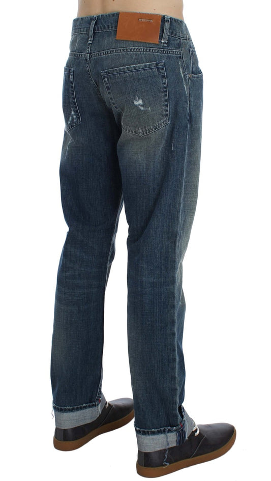 Acht Jeans aus Baumwolldenim in normaler Passform in blauer Waschung