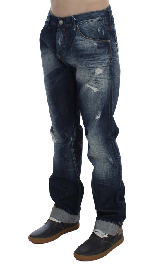 Acht Jeans aus Baumwolldenim in normaler Passform in blauer Waschung