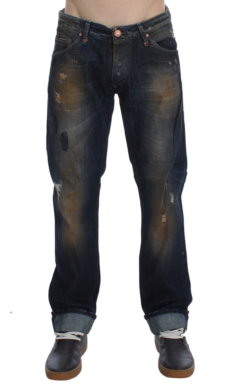 Acht Regular Straight Fit Jeans aus Baumwolle in blauer Waschung