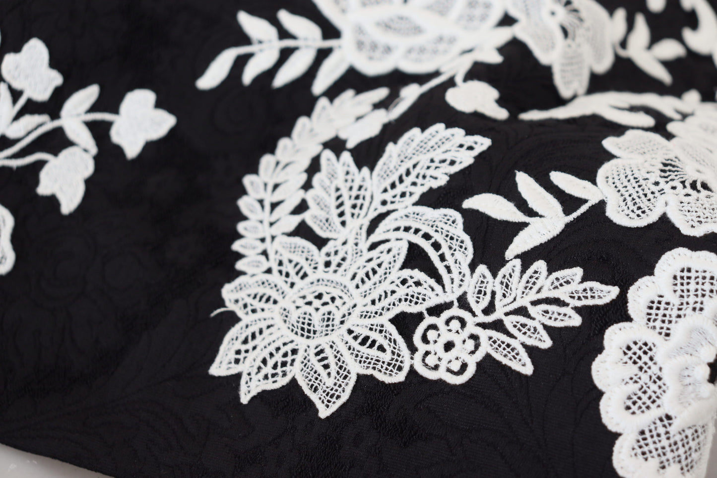 Dolce & Gabbana – Schwarzes A-Linien-Kleid mit halblangen Ärmeln und Spitzenbesatz