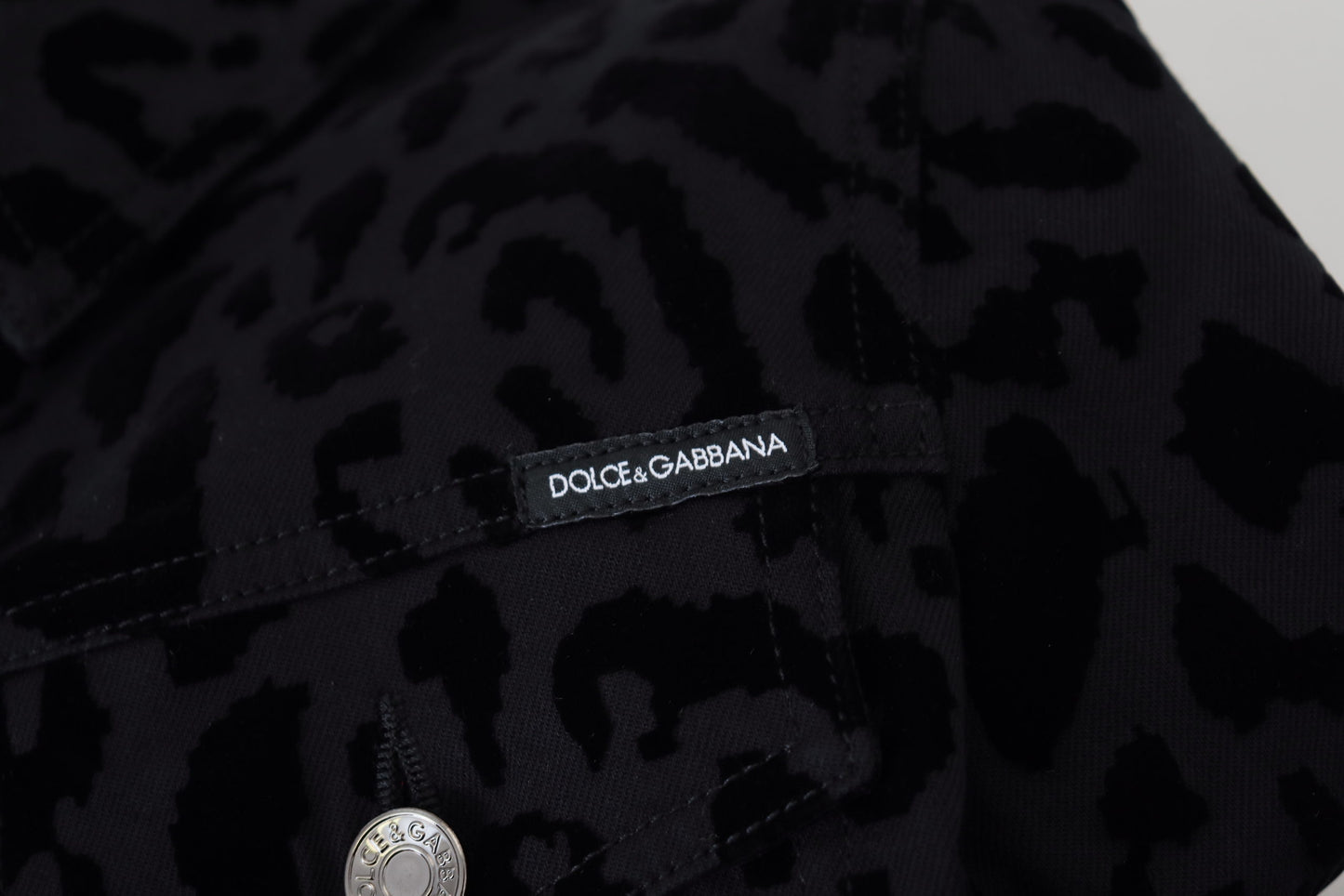 Dolce & Gabbana – Schwarze Jeansjacke mit langen Ärmeln und Leopardenmuster