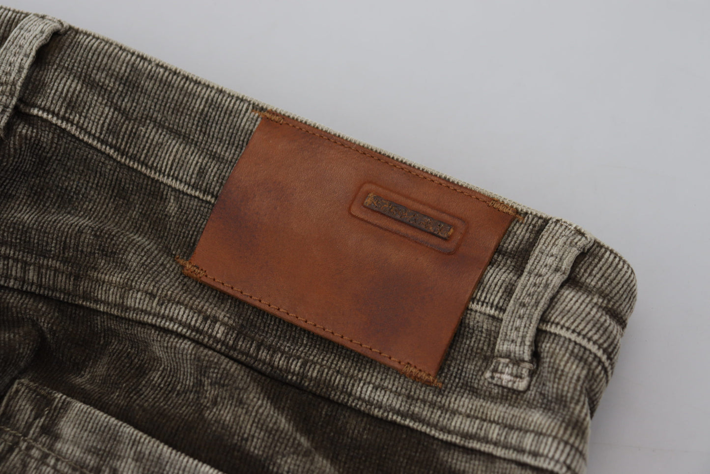 Acht Graue Slim Fit Jeans aus gewaschenem Baumwollcord