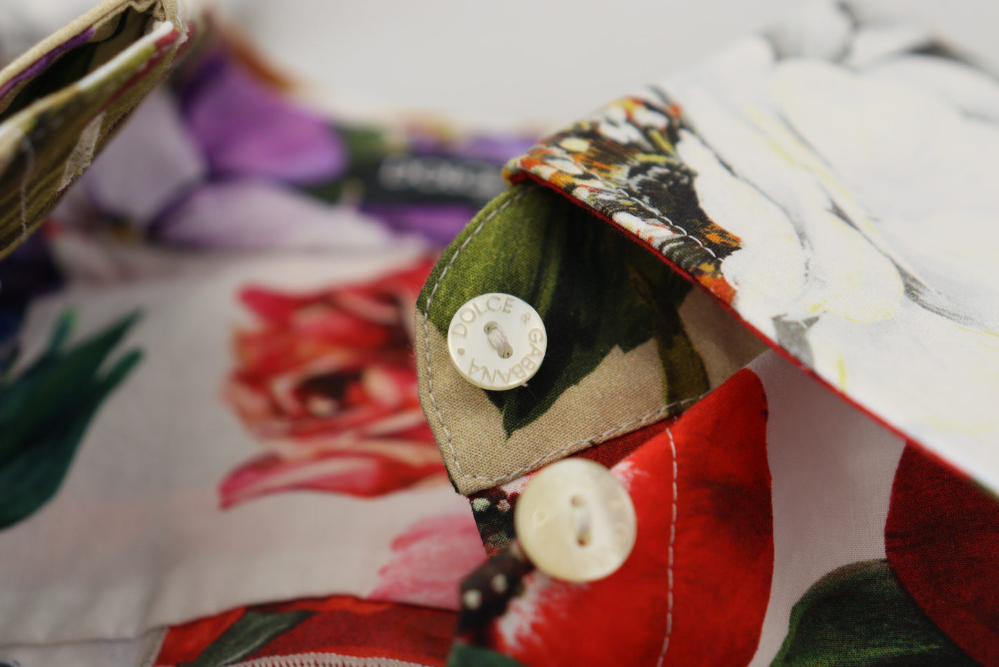 Dolce & Gabbana – Blusenoberteil aus Baumwolle mit mehrfarbigem Blumenmuster und Kragen
