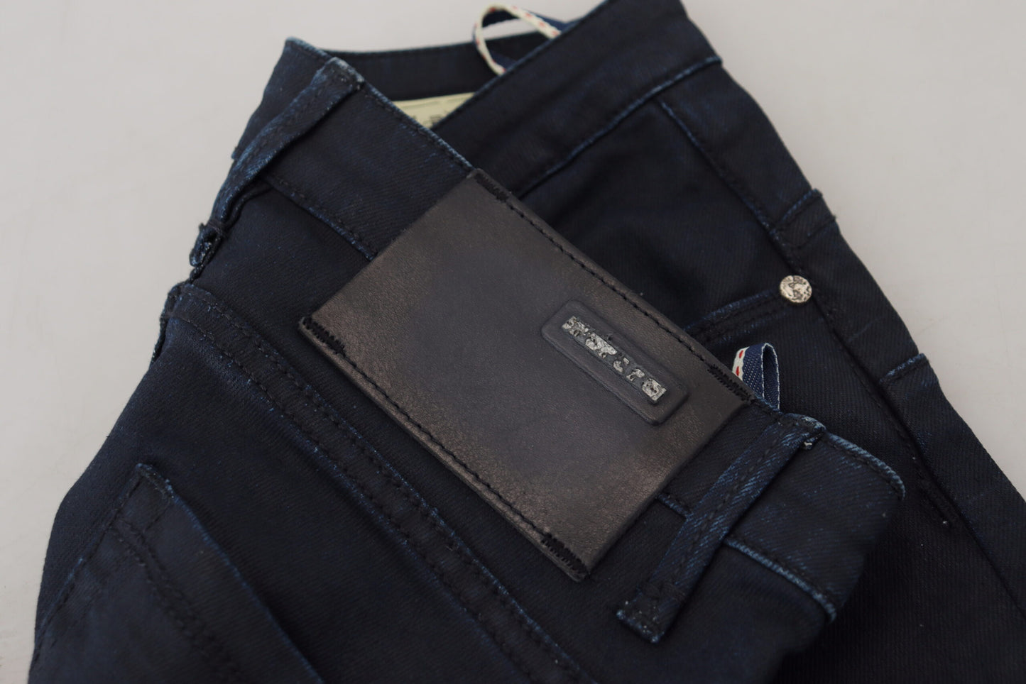 Acht Blaue, schmal geschnittene Damen-Jeans aus Baumwolle mit niedriger Taille