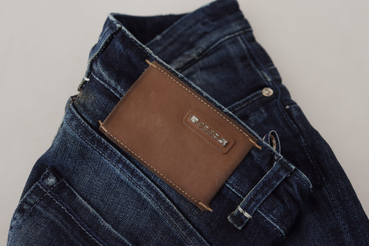 Acht Blaue, schmal geschnittene Damen-Jeans aus Baumwolle mit niedriger Taille