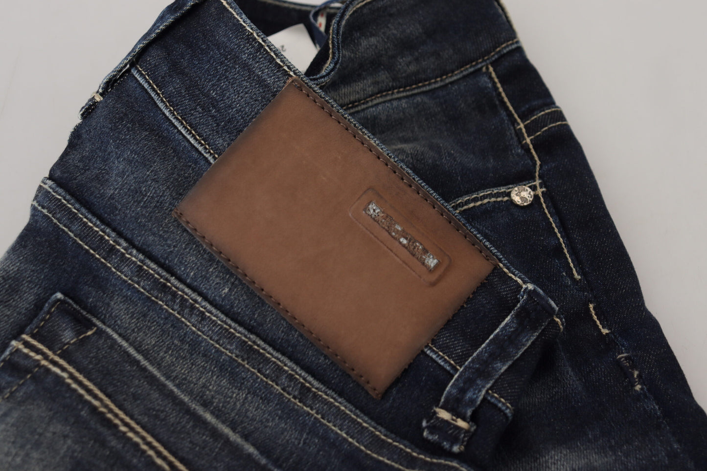 Acht Blaue Slim Fit Jeans aus gewaschener Baumwolle für Damen