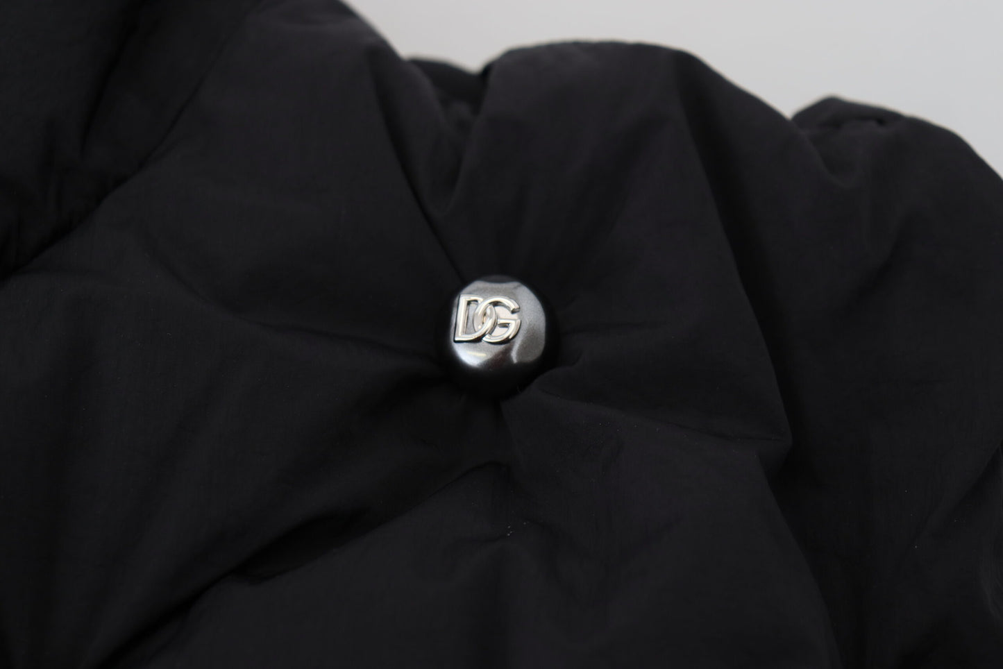 Dolce & Gabbana – Schwarze ärmellose Jacke mit DG-Metallverzierung