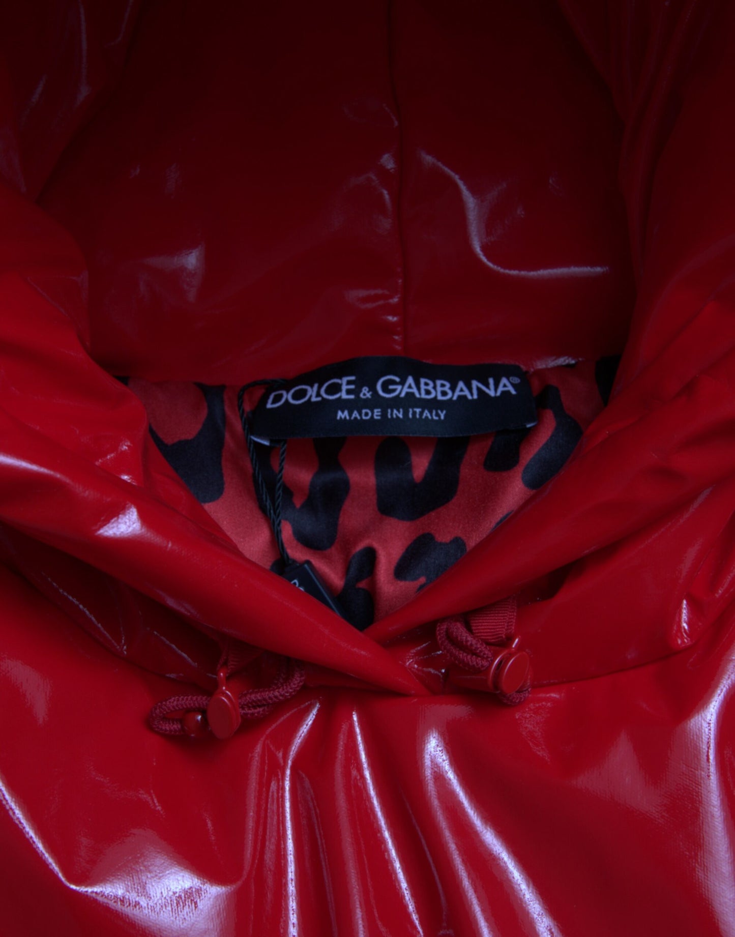 Dolce & Gabbana – Kurze, glänzend rote Manteljacke mit Kapuze