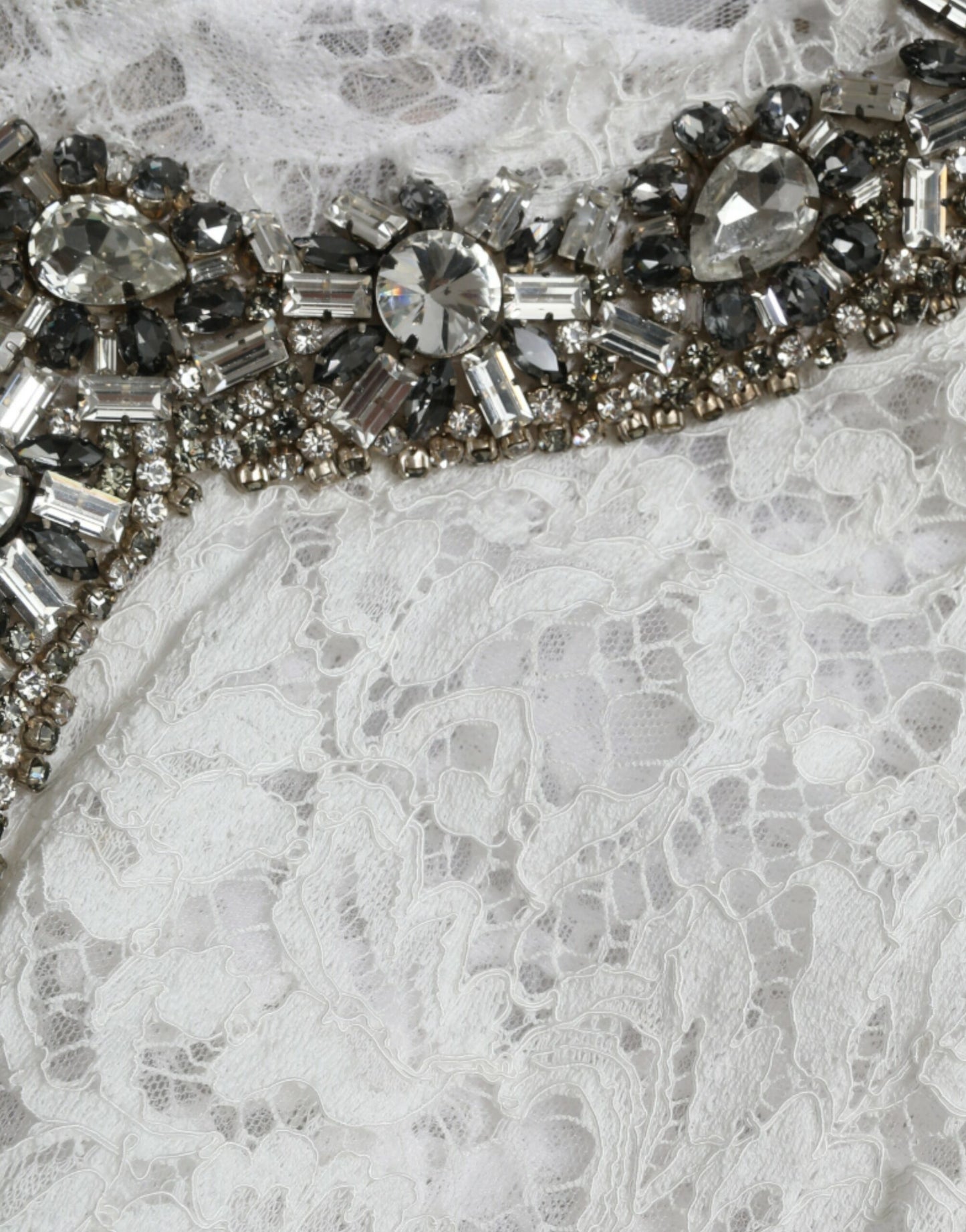 Dolce & Gabbana – Etuikleid aus weißer Spitze mit Kristallverzierung