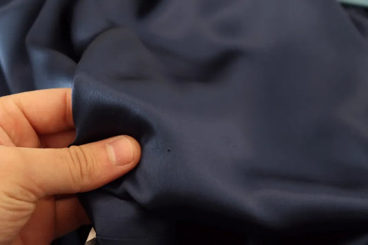 Dolce & Gabbana – Blaue Robenjacke aus Satin-Seide mit Taillengürtel