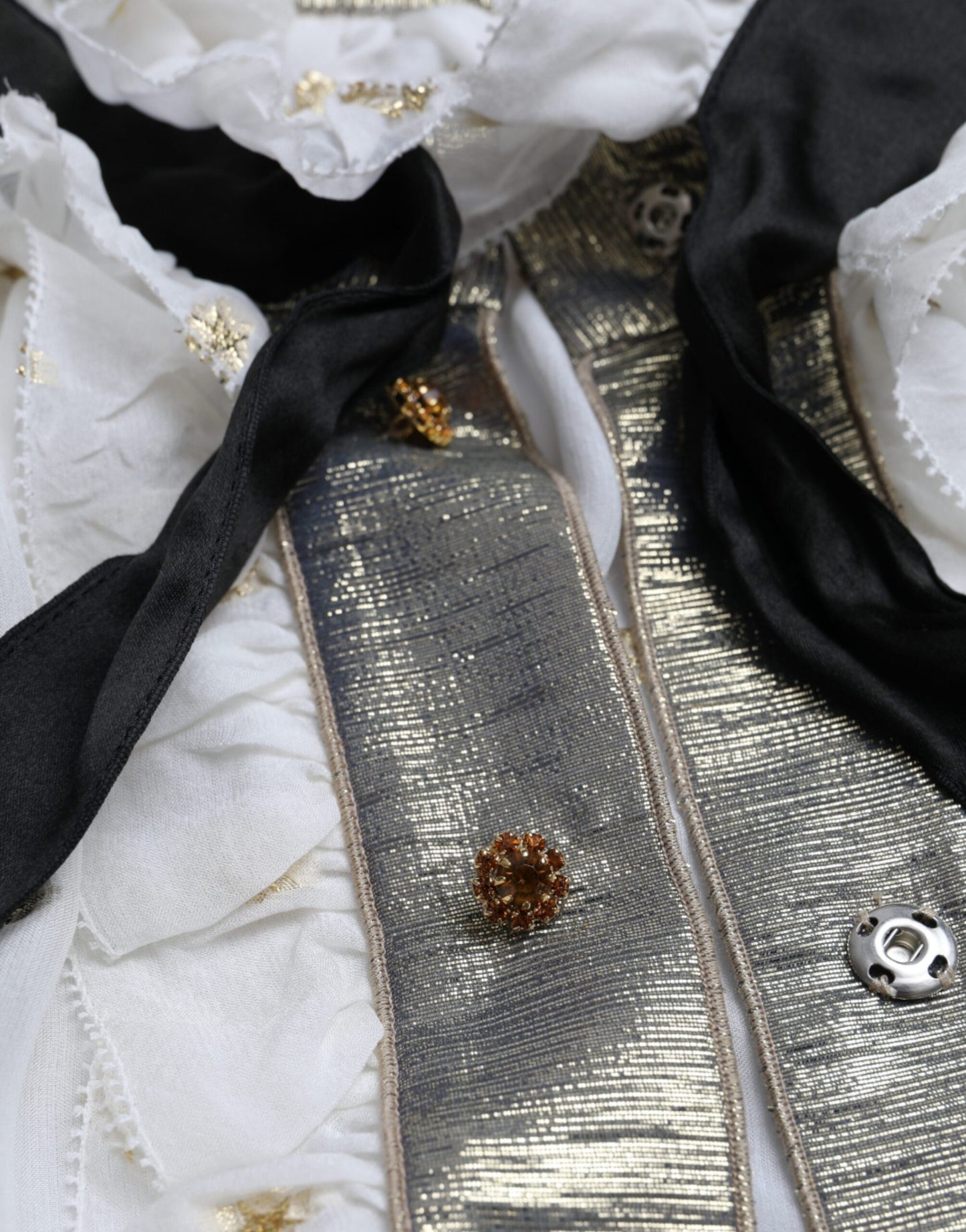 Dolce & Gabbana Blusentop aus Seidenmischung mit Ascot-Kragen in Off-White