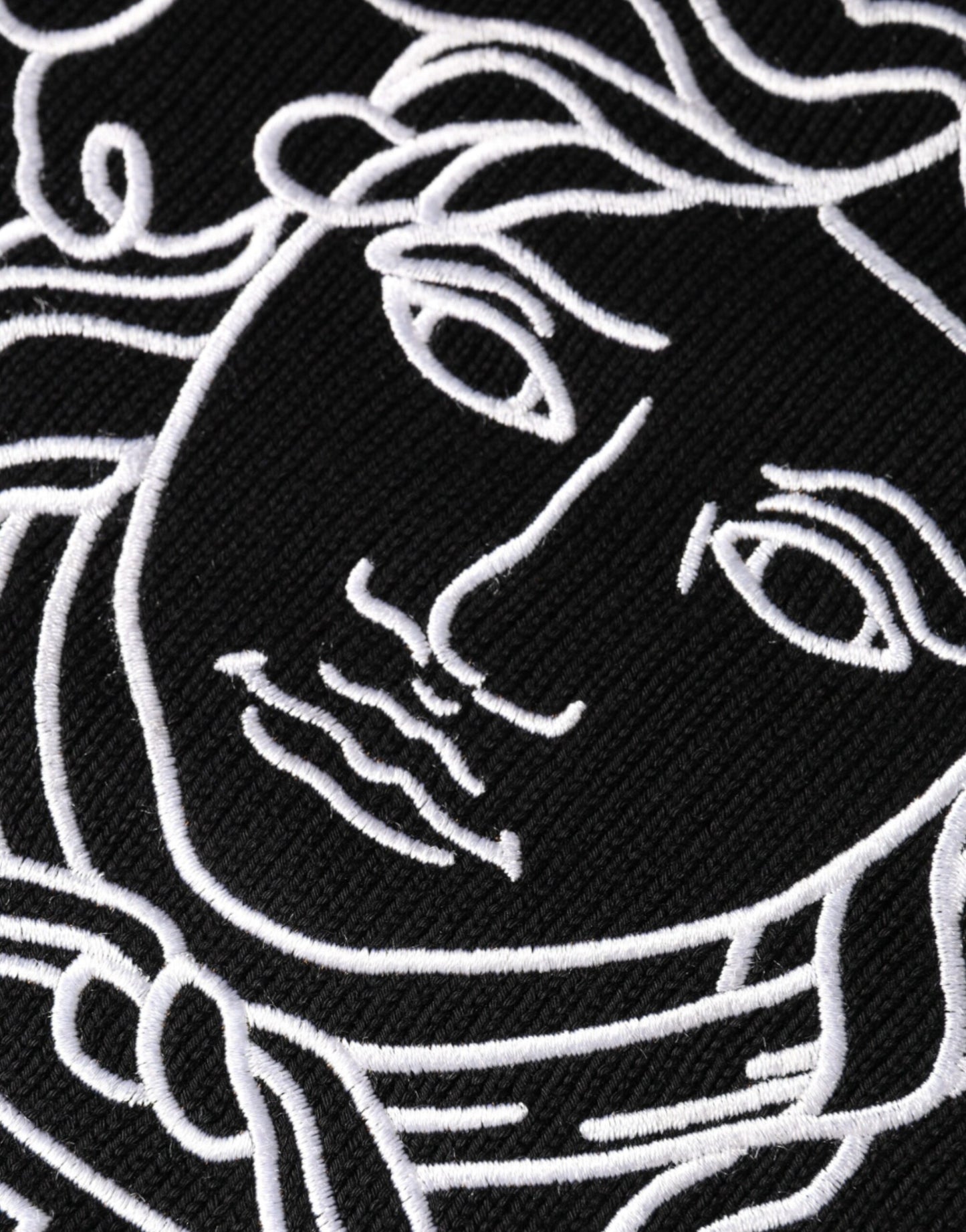 Versace – Schwarzer Pullover mit Rundhalsausschnitt und Medusa-Stickerei