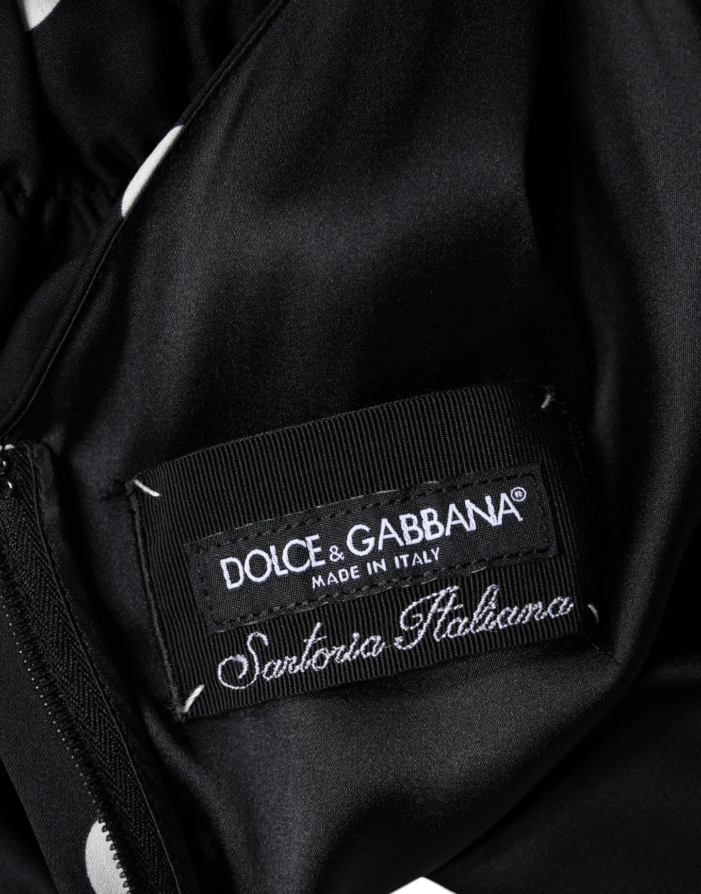 Dolce & Gabbana – Schwarzes Midikleid aus Seide mit V-Ausschnitt und Quasten und Polka Dots