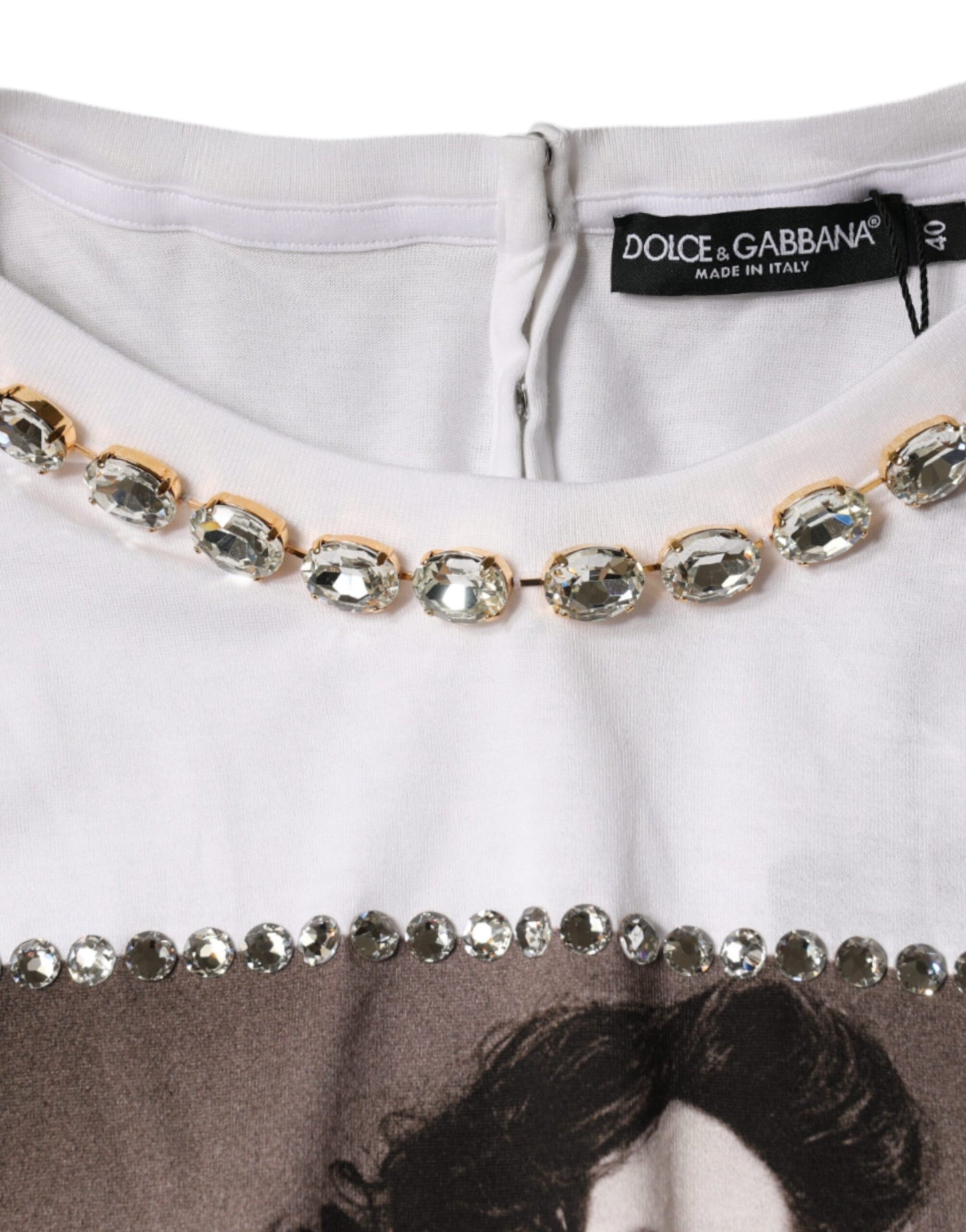 Dolce & Gabbana – Weißes, mit Kristallen verziertes, bedrucktes T-Shirt am Ausschnitt