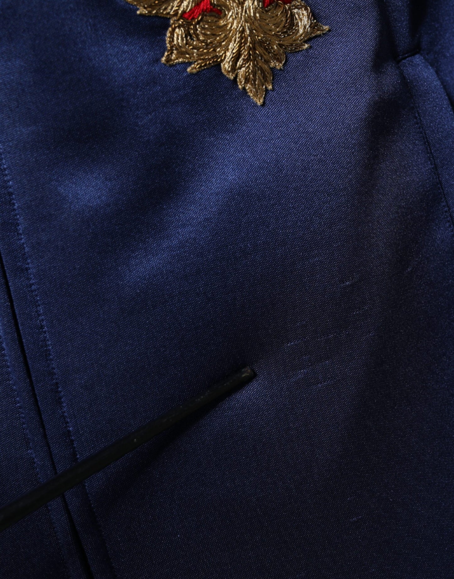 Dolce & Gabbana Blauer Pullover mit heraldischem Patch und Streifen „King Bee“