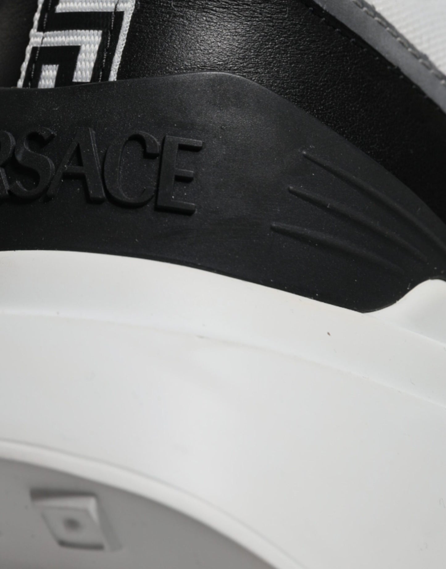 حذاء رياضي Versace متعدد الألوان من القماش بنقشة ميدوسا برقبة منخفضة