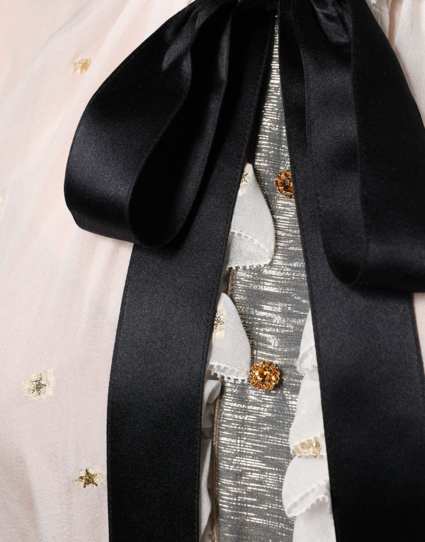 Dolce & Gabbana Blusentop aus Seidenmischung mit Ascot-Kragen in Off-White