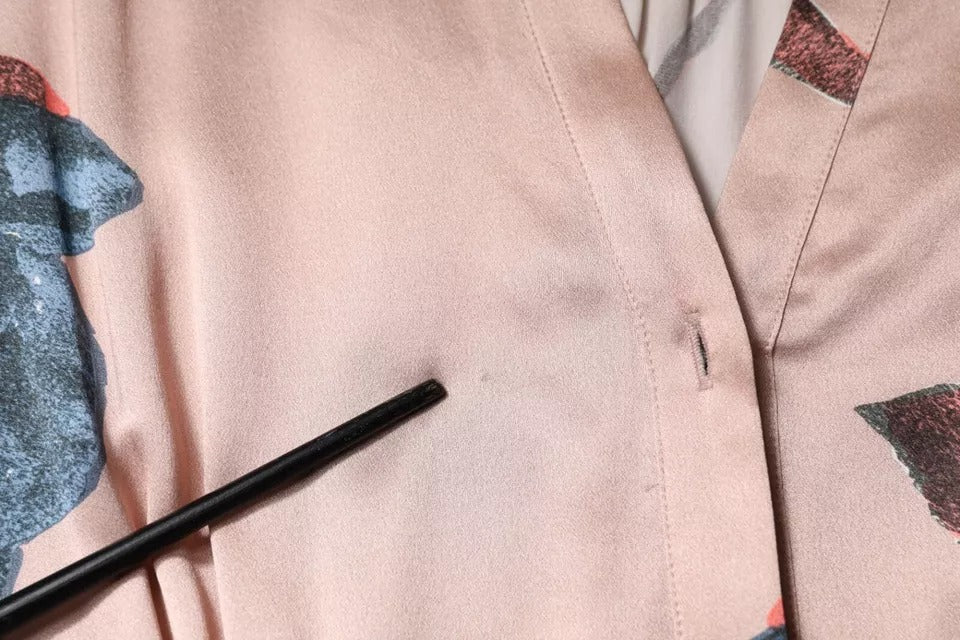 L'Autre wählte ein rosafarbenes Satin-Blumen-Midikleid mit langen Ärmeln und A-Linie