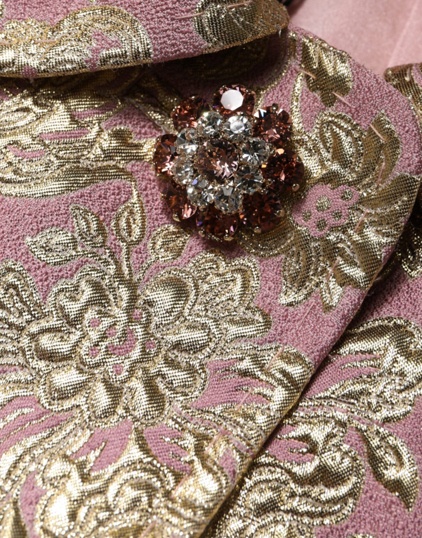 Dolce & Gabbana – Manteljacke aus Jacquard mit Juwelenknöpfen in Metallic-Pinkgold