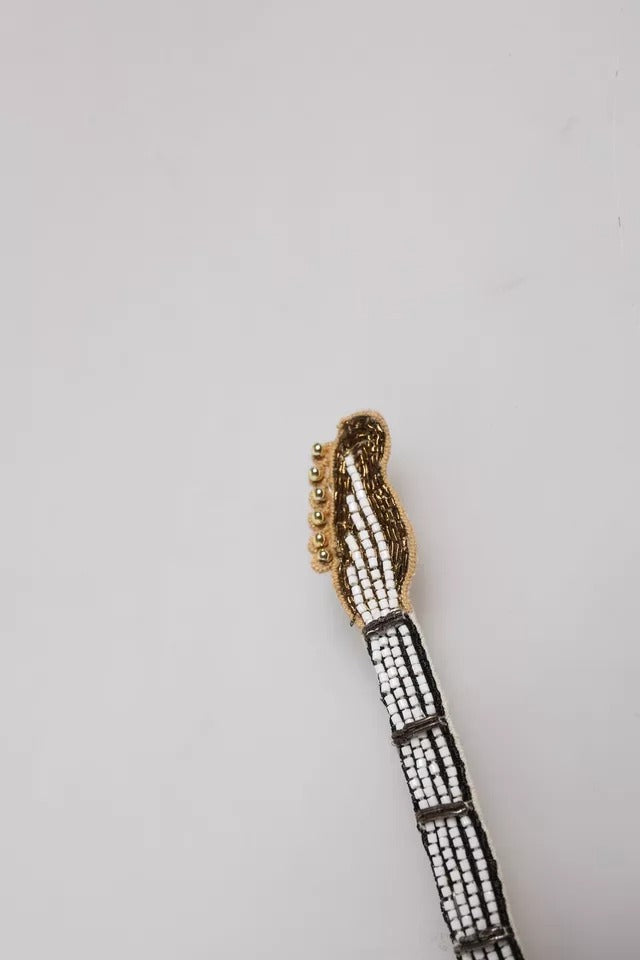 Dolce & Gabbana – Gitarren-Brosche mit Perlen aus goldenem Messing