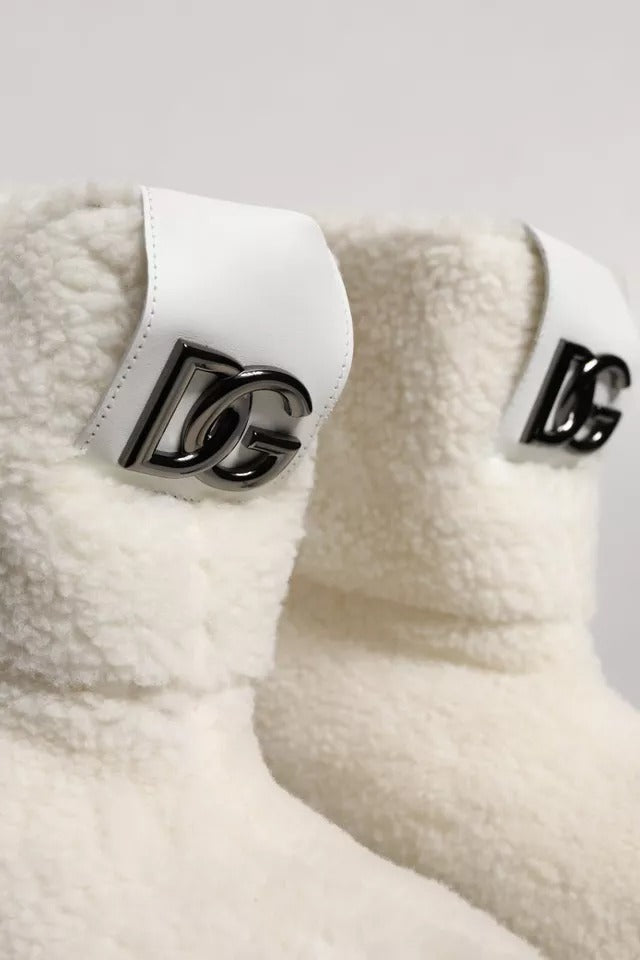 Dolce & Gabbana – Weiße, gepolsterte Stiefel mit Plüschlogo und Wadenmitte
