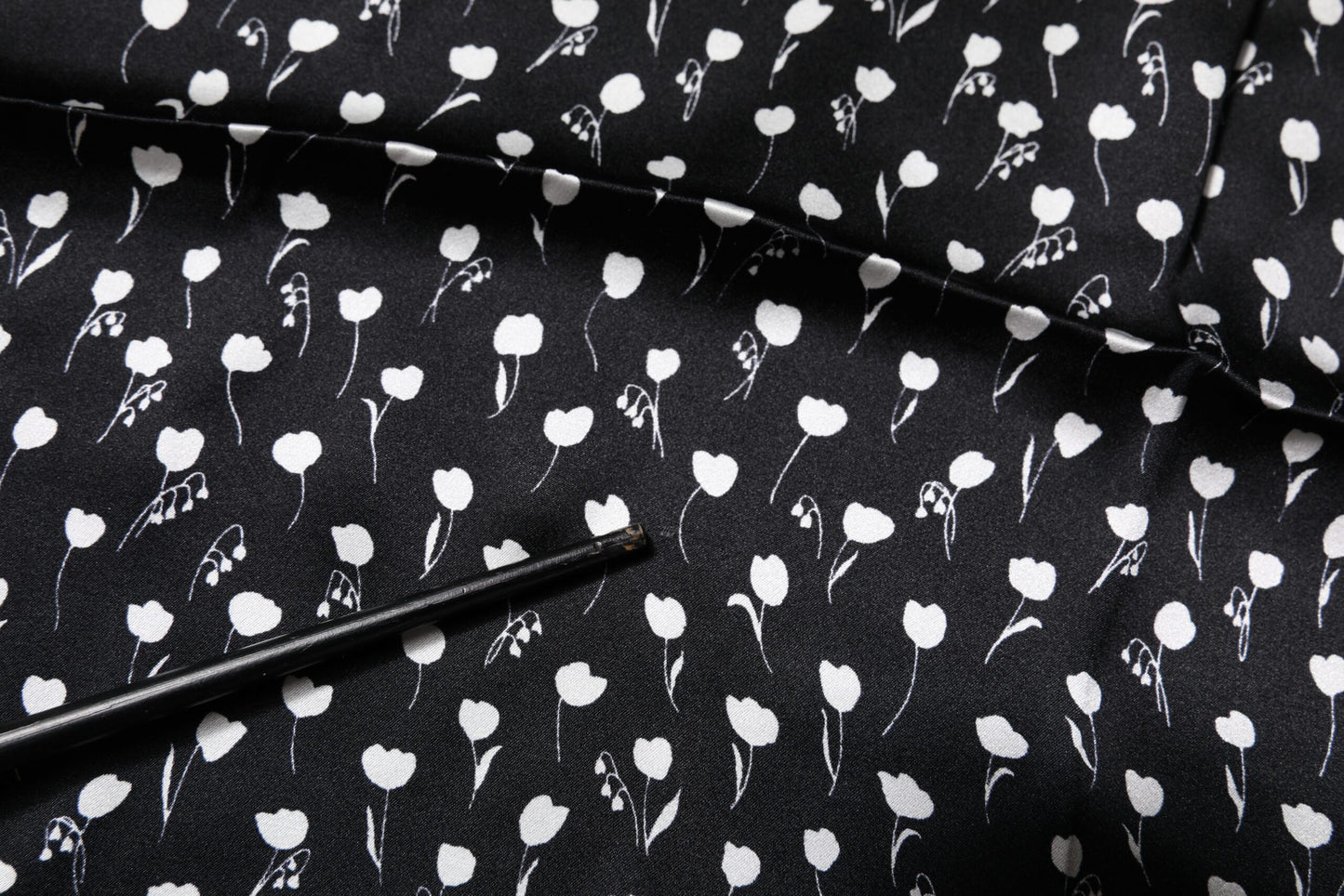 Dolce & Gabbana – Schwarzer quadratischer Wickelschal aus Seide mit Blumenmuster