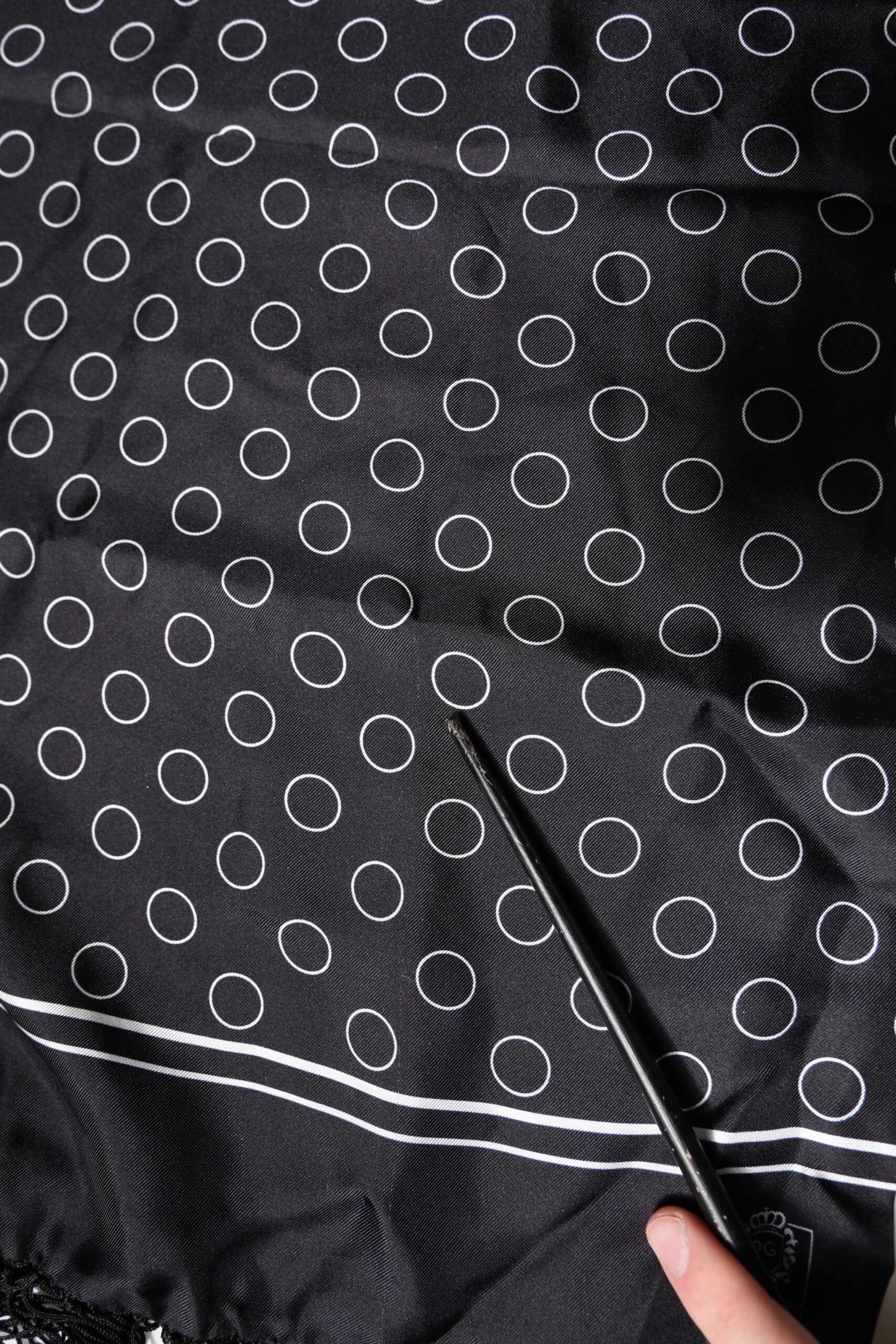 Dolce & Gabbana – Schal mit schwarzen Kreisen und Seidenfransen