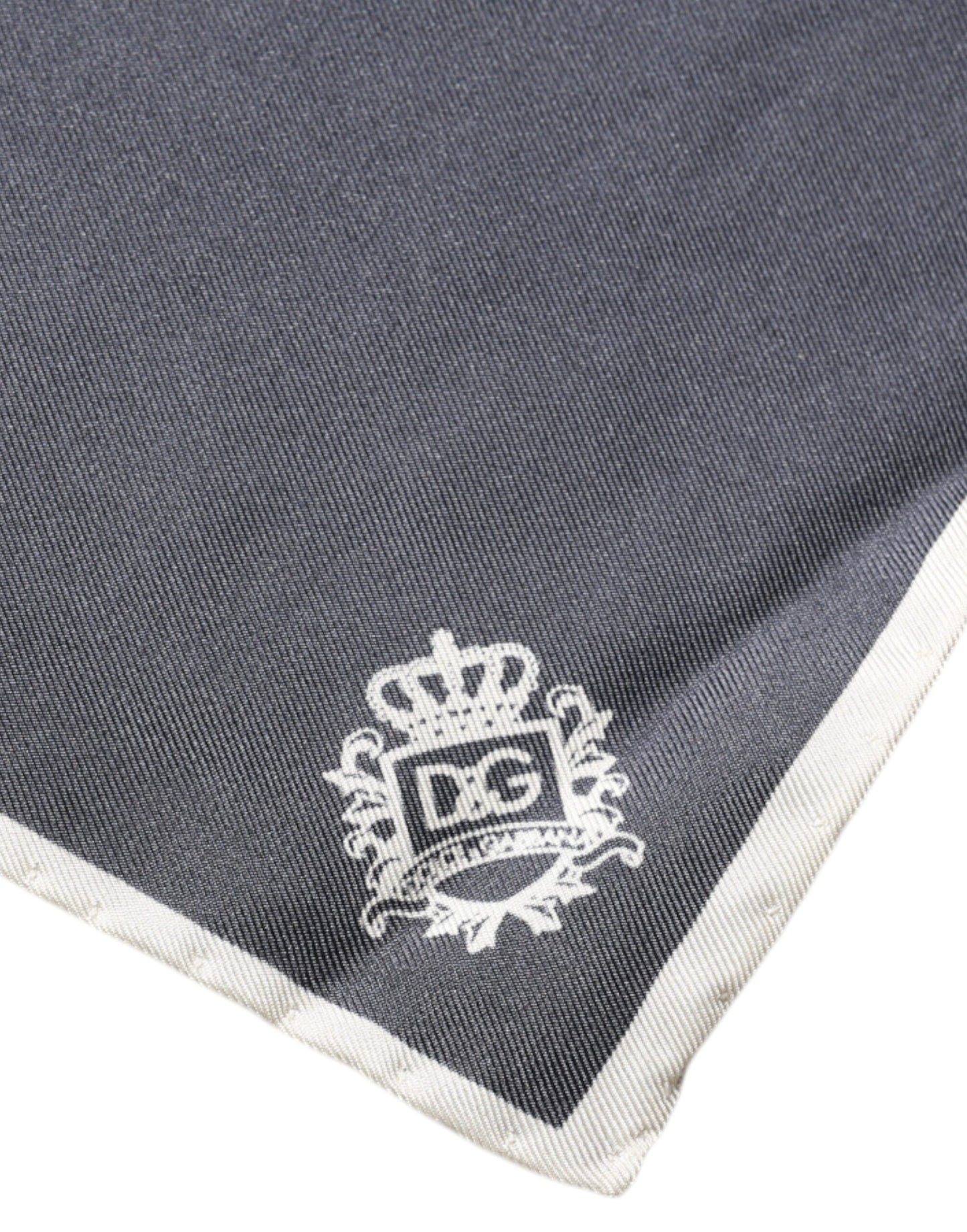 Dolce & Gabbana – Quadratischer Taschentuchschal mit grauem Kronenlogo