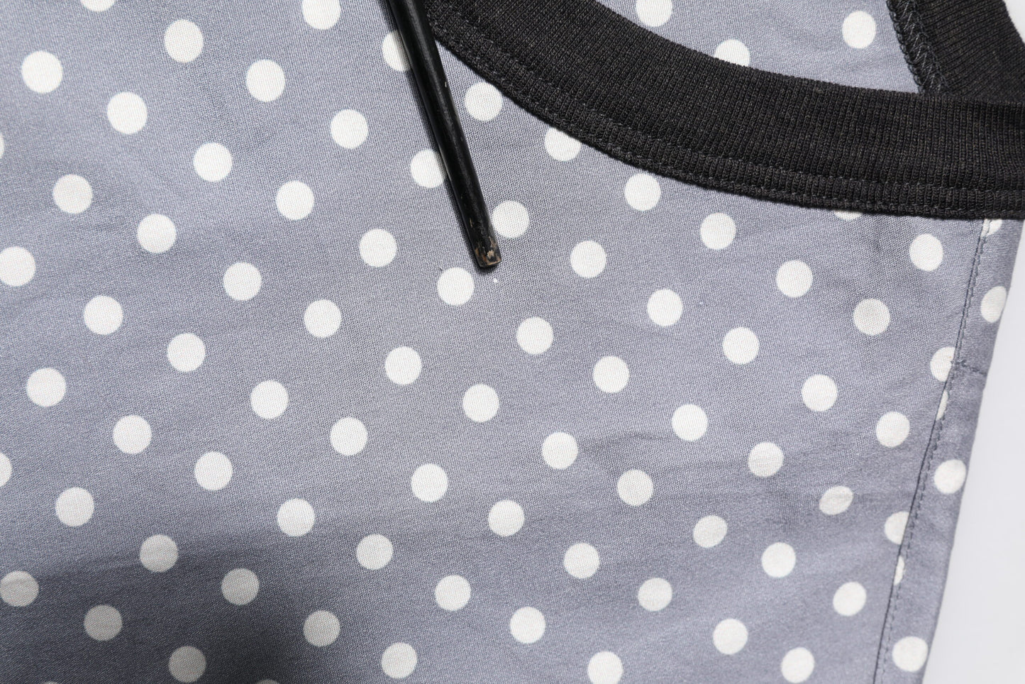 Dolce & Gabbana Graues T-Shirt mit Rundhalsausschnitt und Pin-Up-Print mit Polka Dots