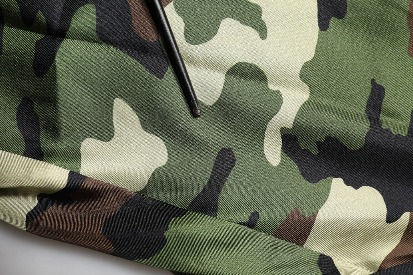 Dolce & Gabbana – Mehrfarbige Bermudashorts aus Seide mit mittlerer Taille im Camouflage-Look