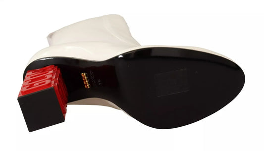 حذاء GCDS من الجلد الأبيض مع شعار أحمر وكعب حتى الكاحل