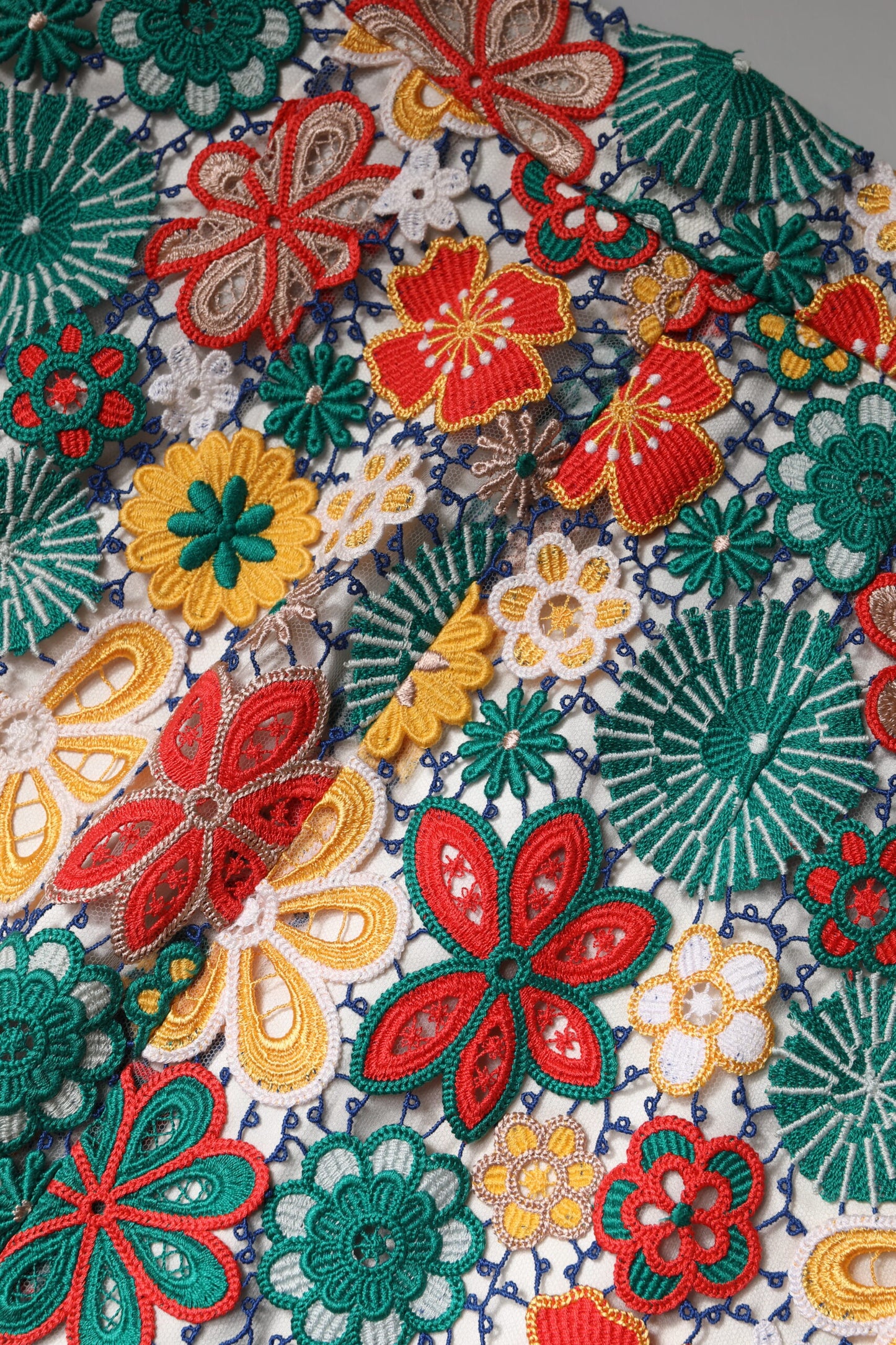 Dolce & Gabbana, mehrfarbiger Minirock mit Blumenspitze und hoher Taille