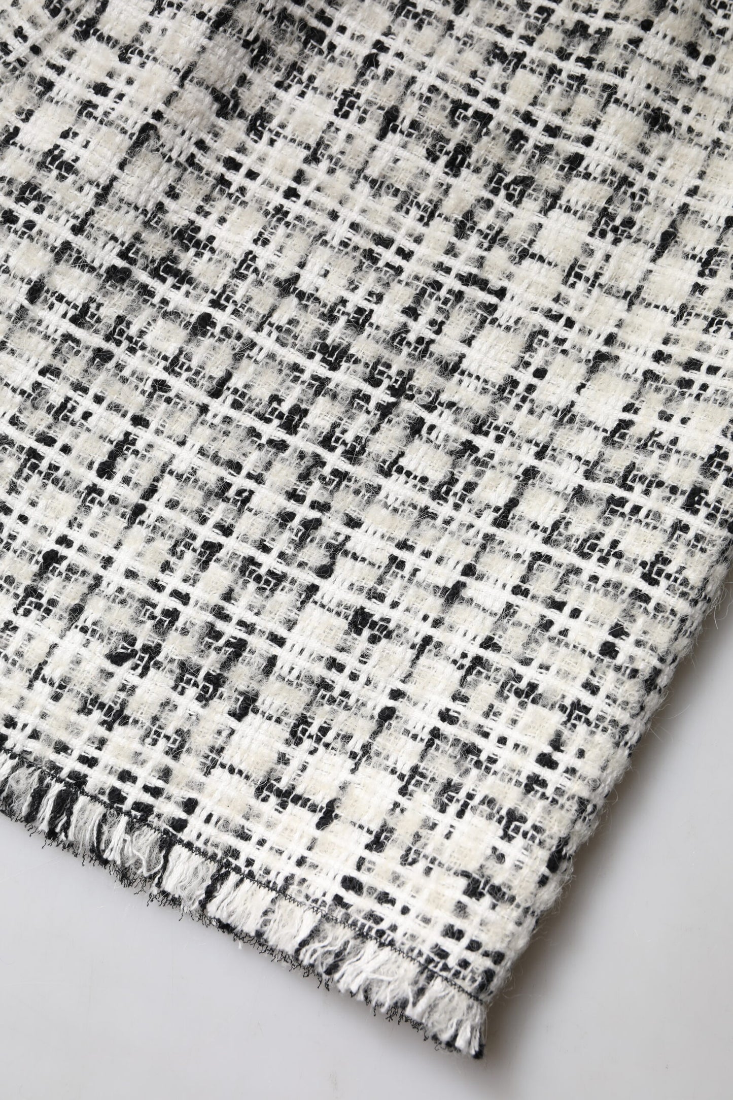 Dolce & Gabbana – Weiß-schwarzer Minirock aus Tartan-Tweed mit hoher Taille