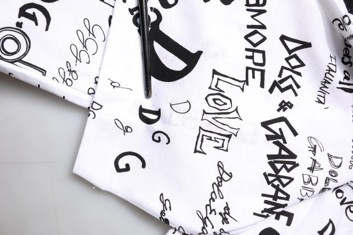 Dolce & Gabbana – Weißes Baumwoll-T-Shirt mit Rundhalsausschnitt und Graffiti-Print