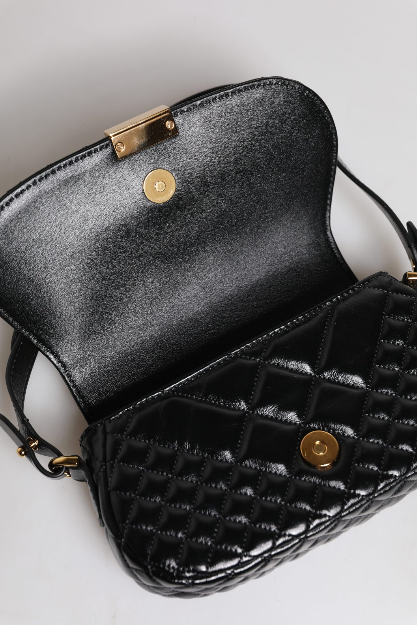 Versace – Gesteppte Schultertasche aus schwarzem Kalbsleder
