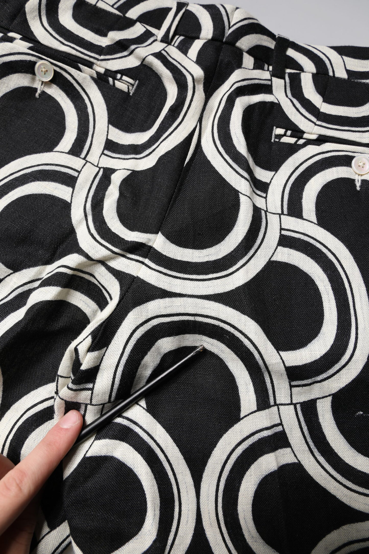 Dolce & Gabbana – Bermudashorts aus Leinen in Schwarz und Weiß