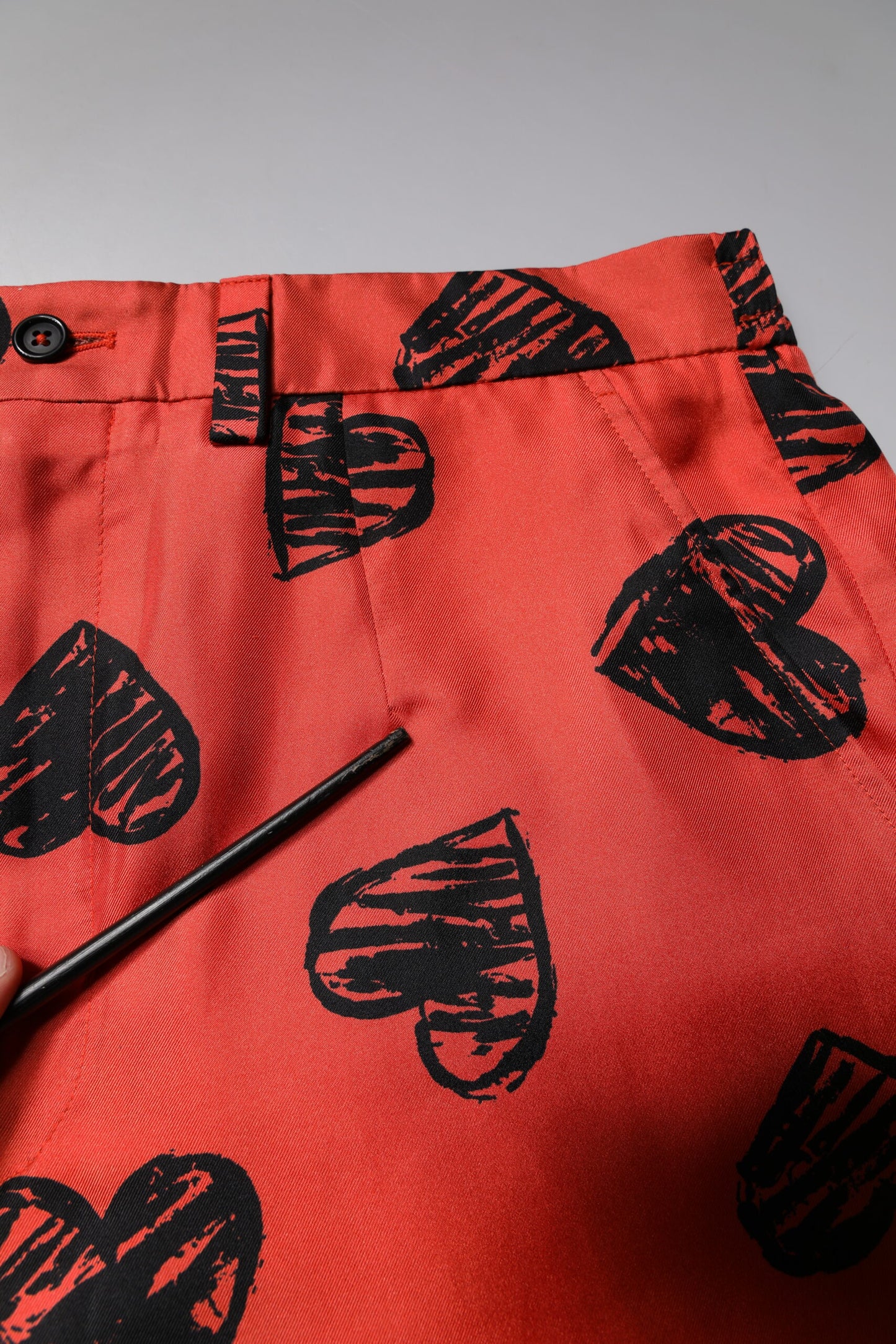 Dolce & Gabbana – Orangefarbene Bermudashorts aus Seide mit Herz-Print