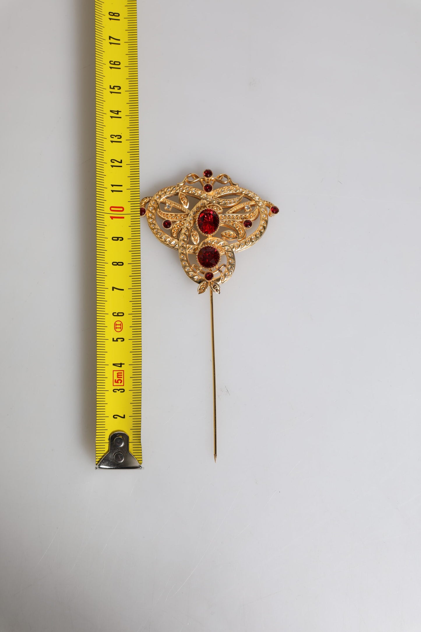 Dolce & Gabbana – Goldfarbene Anstecknadel aus 925er Sterlingsilber mit roten Kristallen