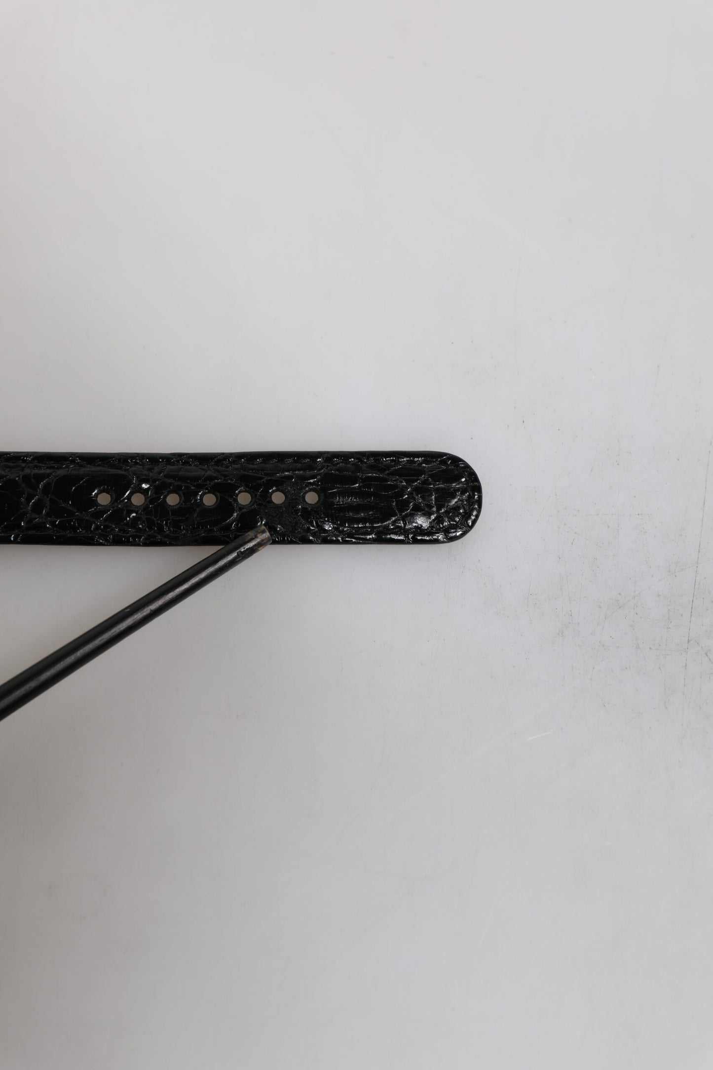 Dolce & Gabbana Armband aus schwarzem exotischem Leder mit goldfarbener Metallschnalle