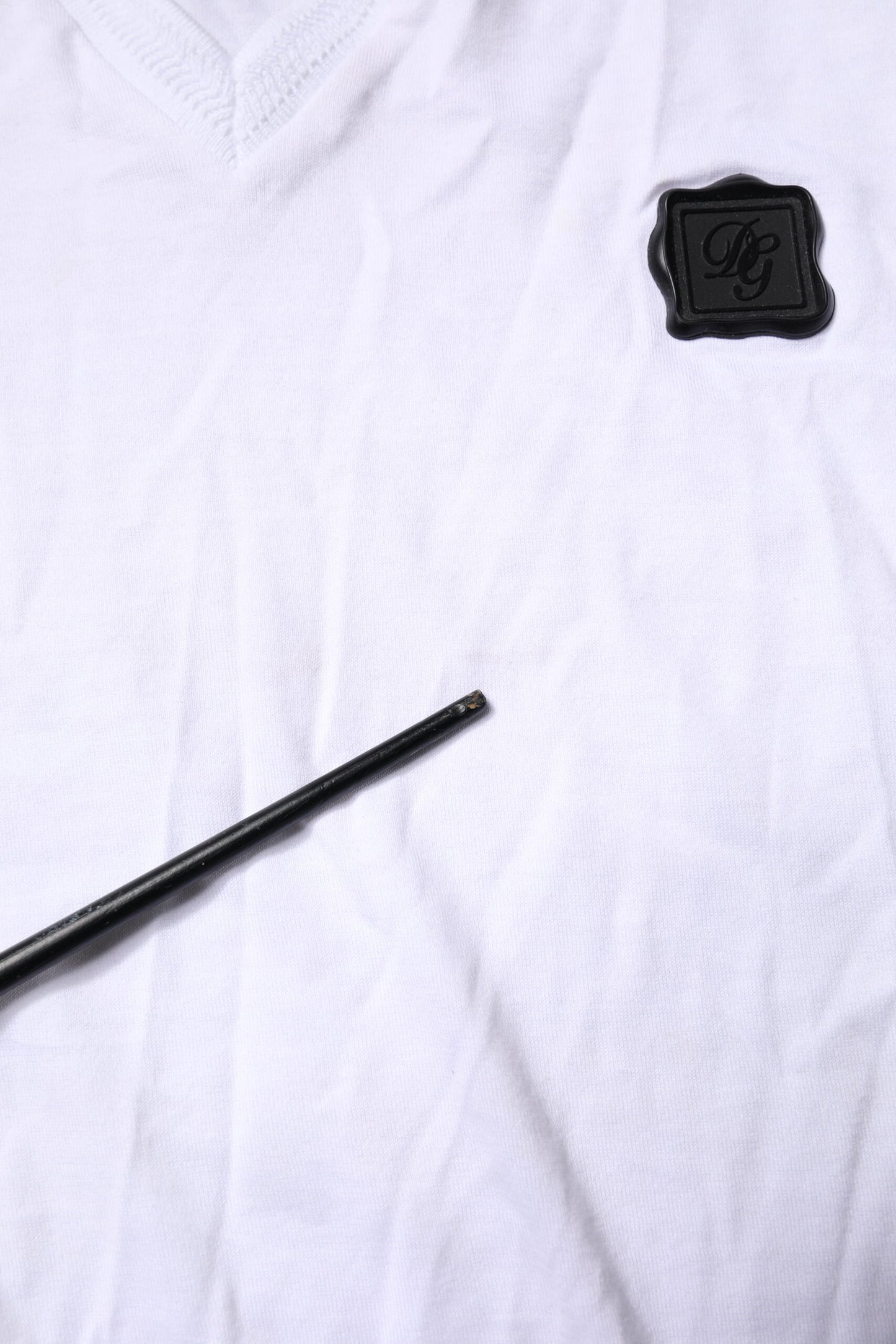 Dolce & Gabbana – Weißes T-Shirt mit V-Ausschnitt und Logo-Patch aus Baumwolle