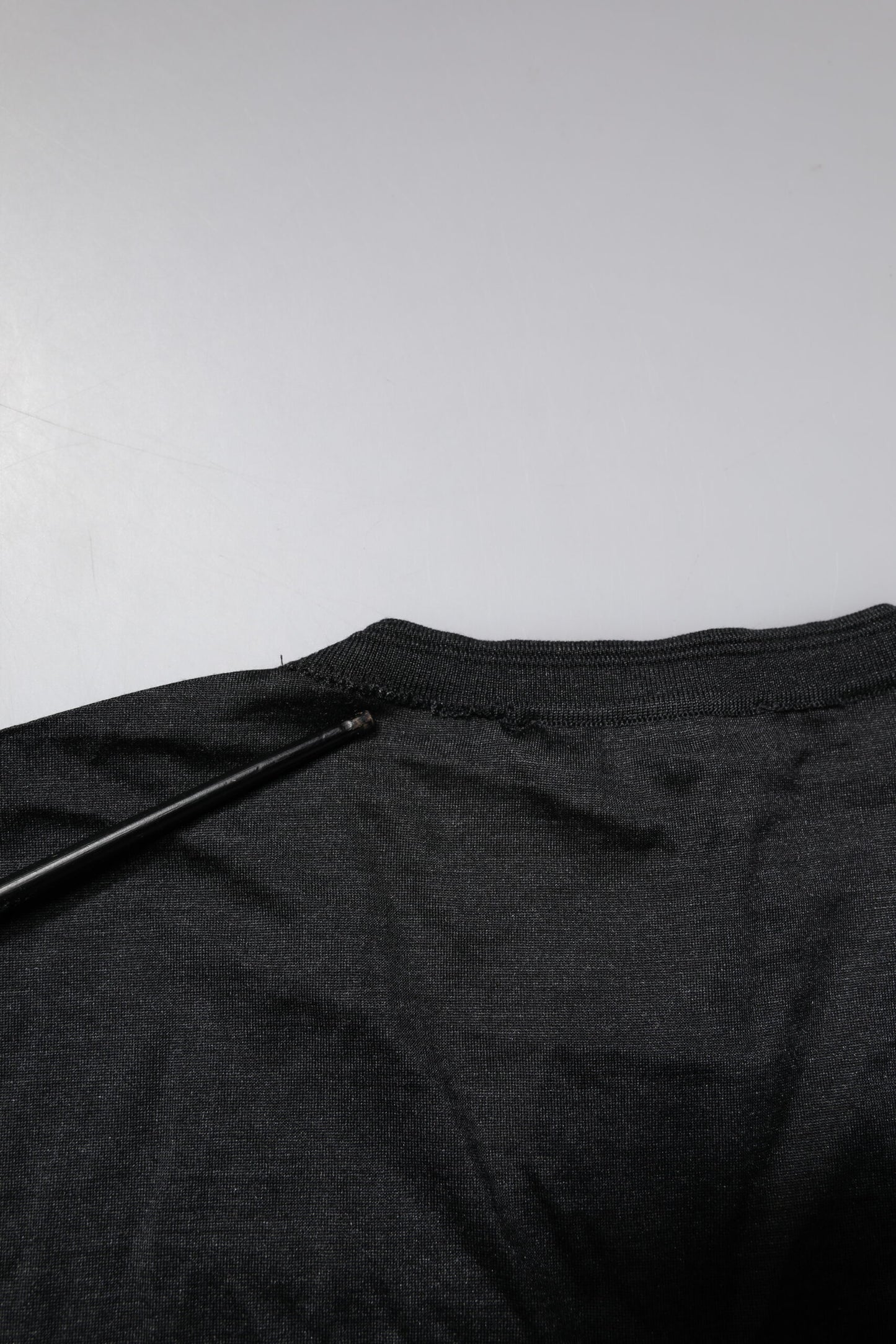 Dolce & Gabbana – Dunkelgraues Seiden-T-Shirt mit V-Ausschnitt und kurzen Ärmeln