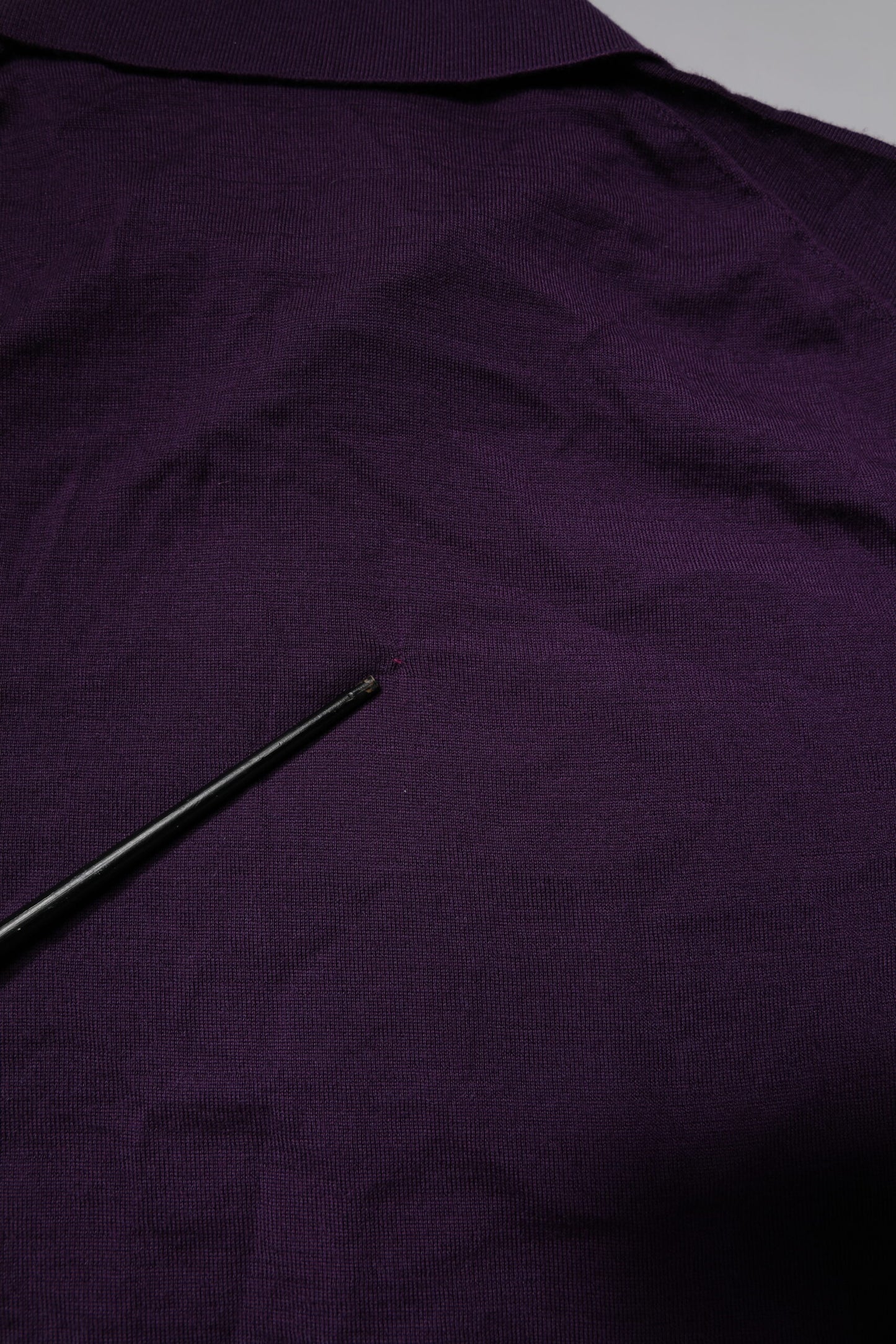 Dolce & Gabbana – Violettes Poloshirt mit Kragen aus Kaschmir