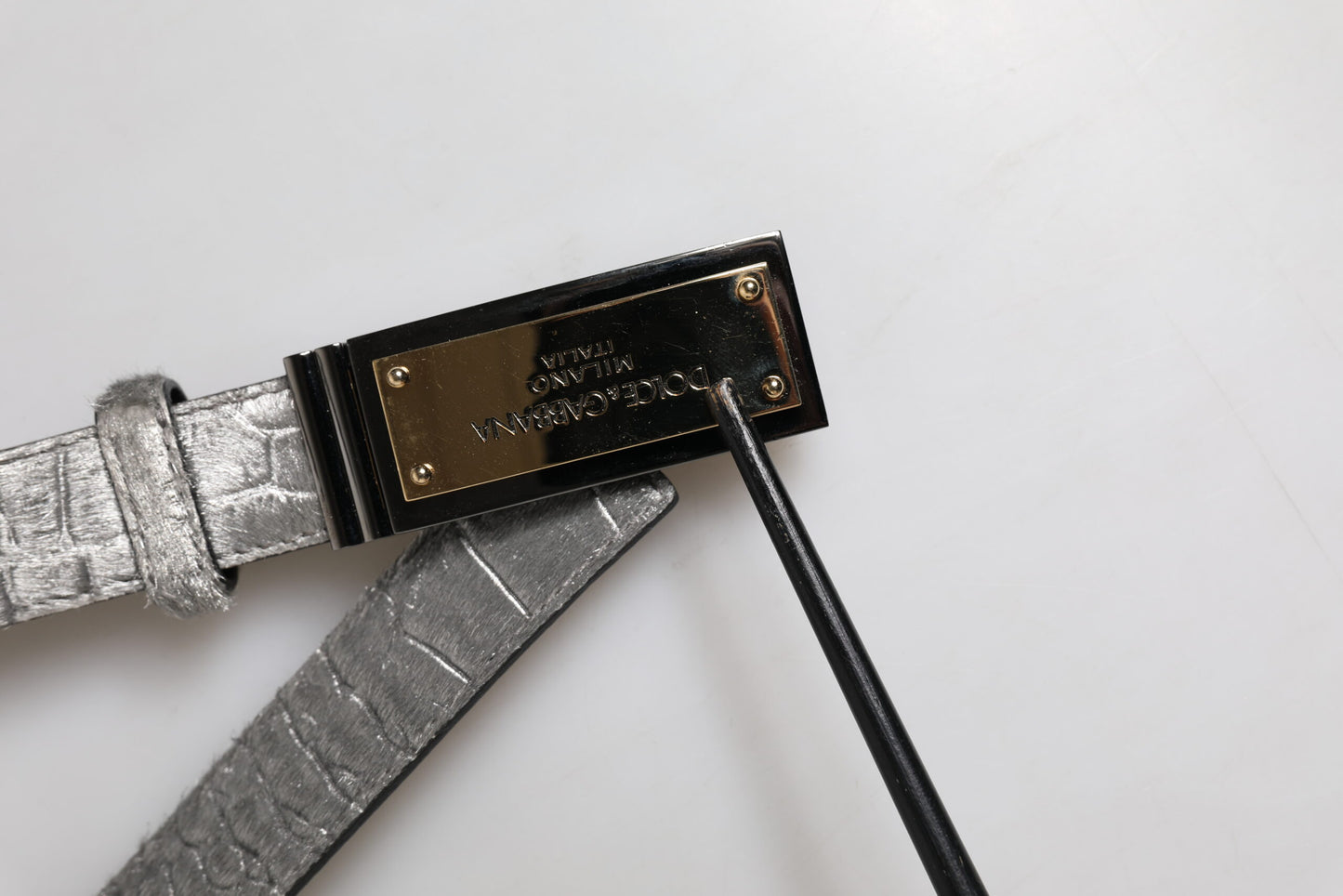 Dolce & Gabbana – Klassischer Gürtel mit goldener Logo-Plakette und Schnalle in Silber