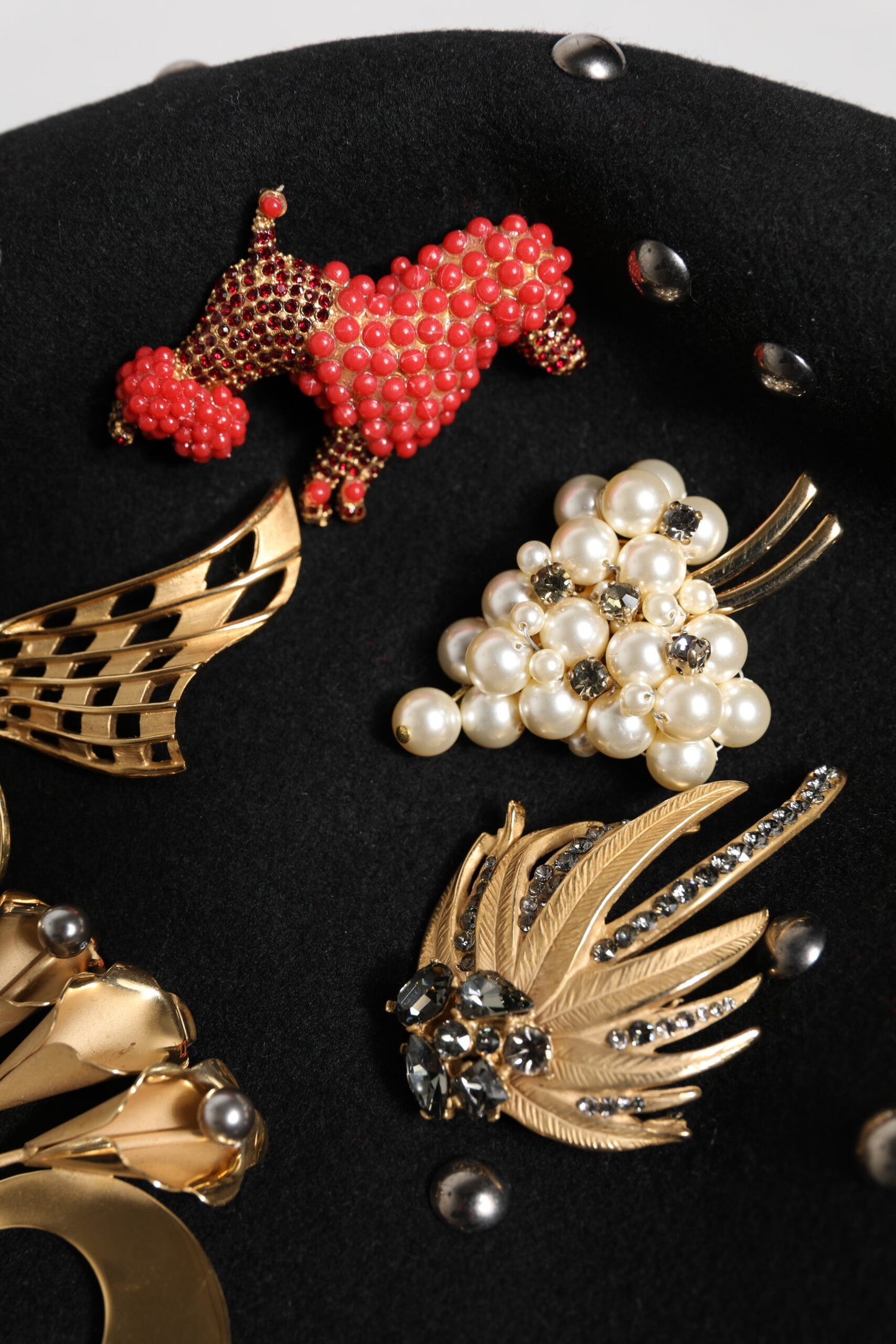 Dolce & Gabbana – Glockenhut aus schwarzer Wolle mit mehrfarbigen Verzierungen