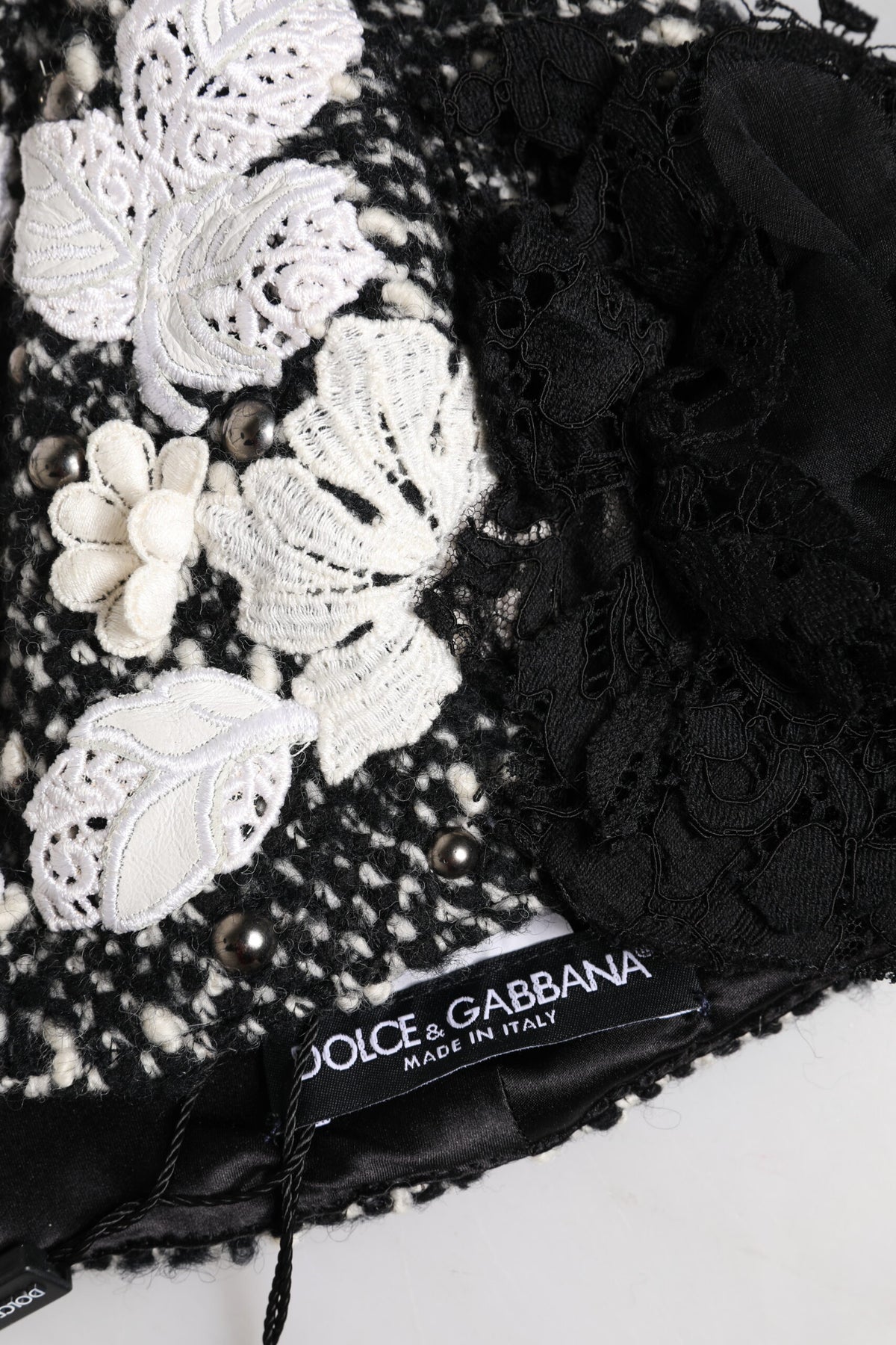 Dolce & Gabbana – Glockenhut aus schwarzer Wolle mit weißem Blumenmuster
