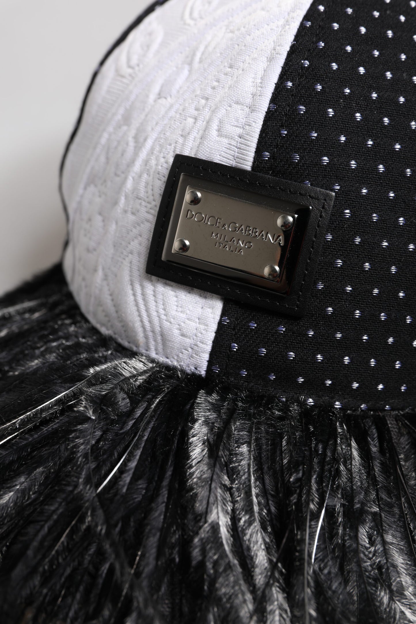 Dolce & Gabbana – Baseballkappe mit Federn in Weiß und Schwarz mit Punkten