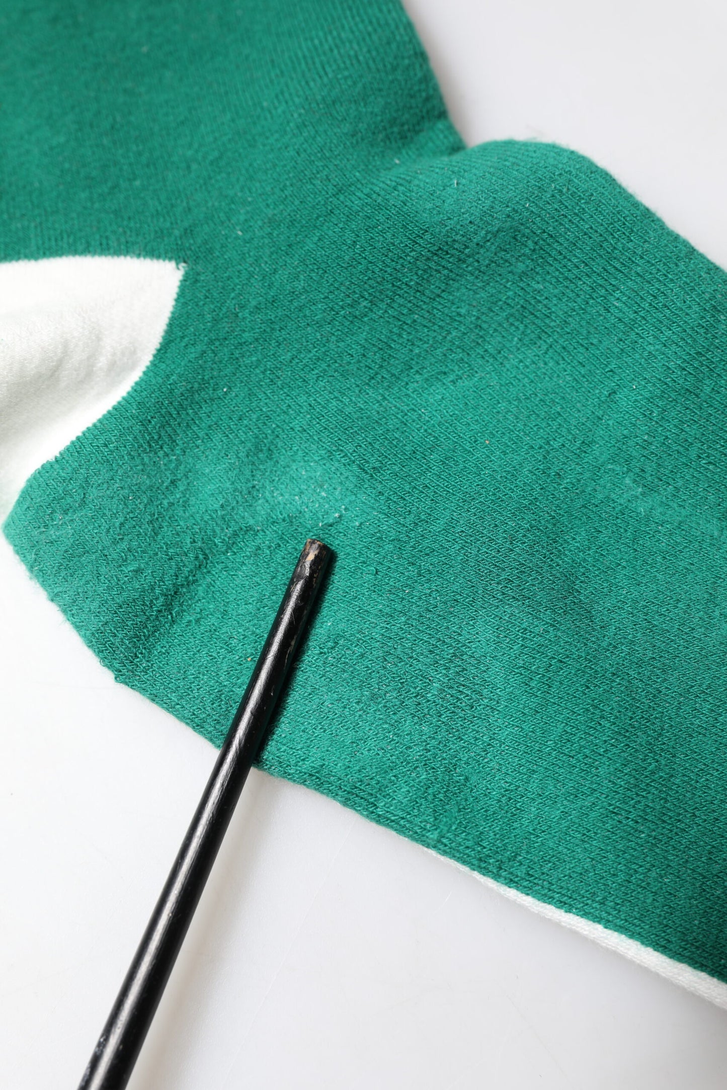 Dolce & Gabbana – Wadenlange Socken aus mehrfarbiger Baumwolle mit DG-Logo-Aufnäher